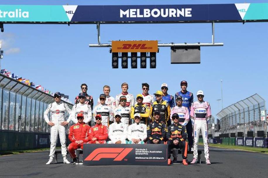 Foto di gruppo a inizio stagione con i piloti del campionato 2018